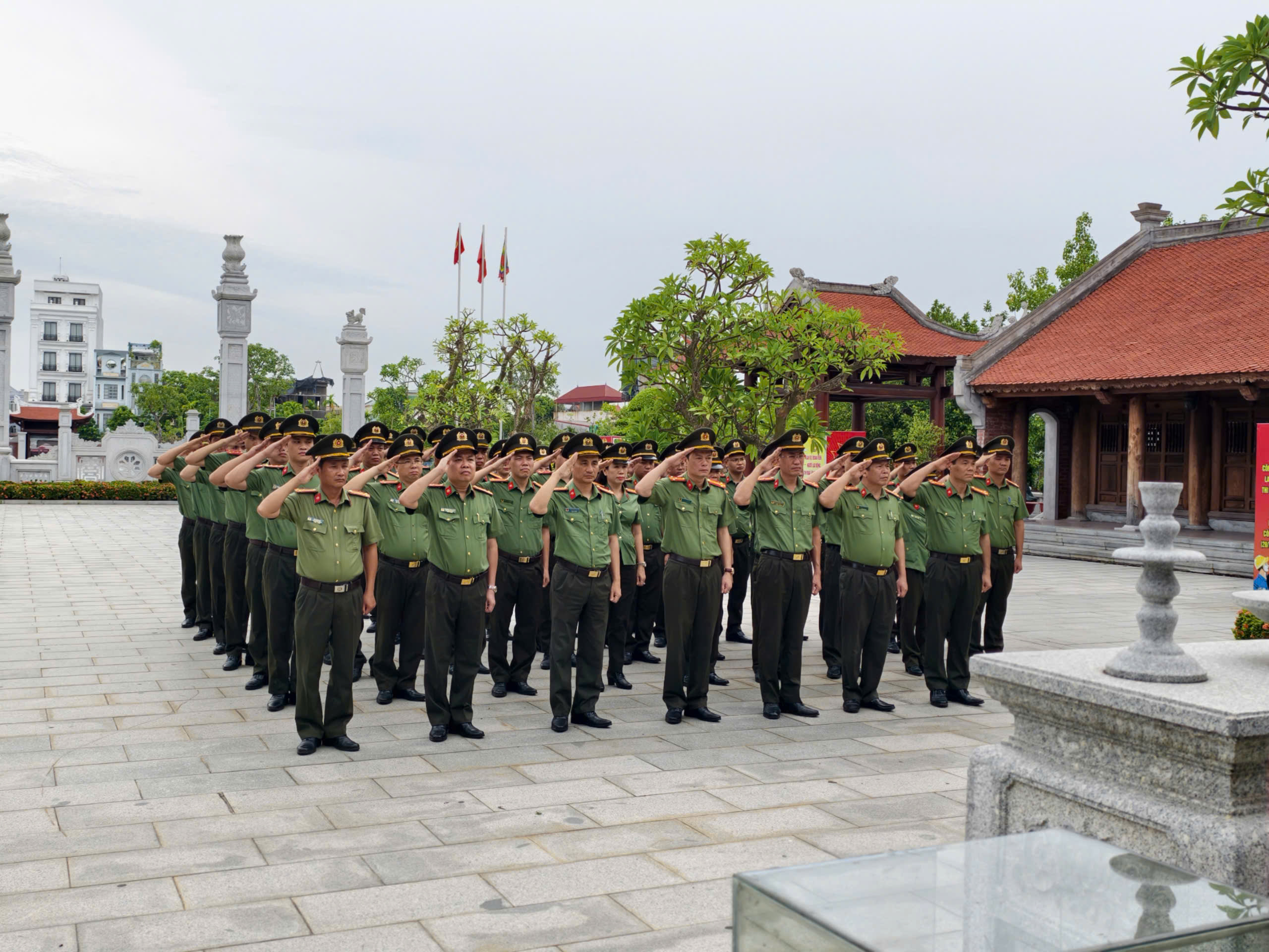 Phòng An ninh điều tra – Công an TP Hải Phòng tổ chức lễ dâng hương tưởng niệm lãnh tụ Nguyễn Đức Cảnh và tham quan nhà truyền thống Công an thành phố